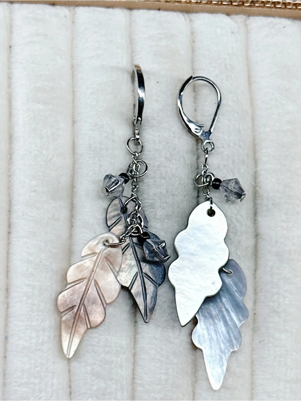 341gc. Taupe Shell Earrings Leverback